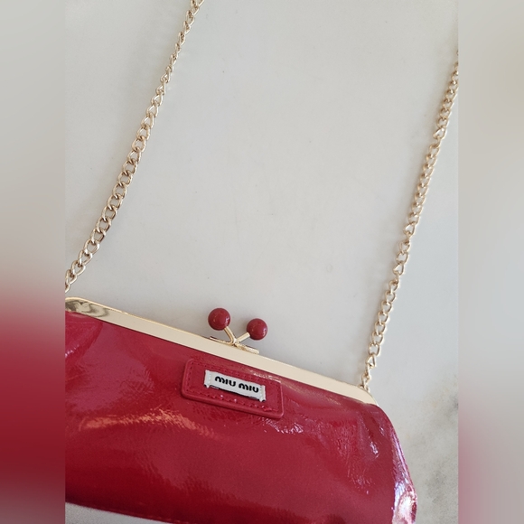 Kiss Lock Cherry Red Novelty Bag With Crossbody Chain - Picture 5 of 9